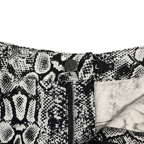 Urban Outfitters Motel Women’s Small Black Grey Snakeskin Print Mini Skirt - Picture 4 of 9